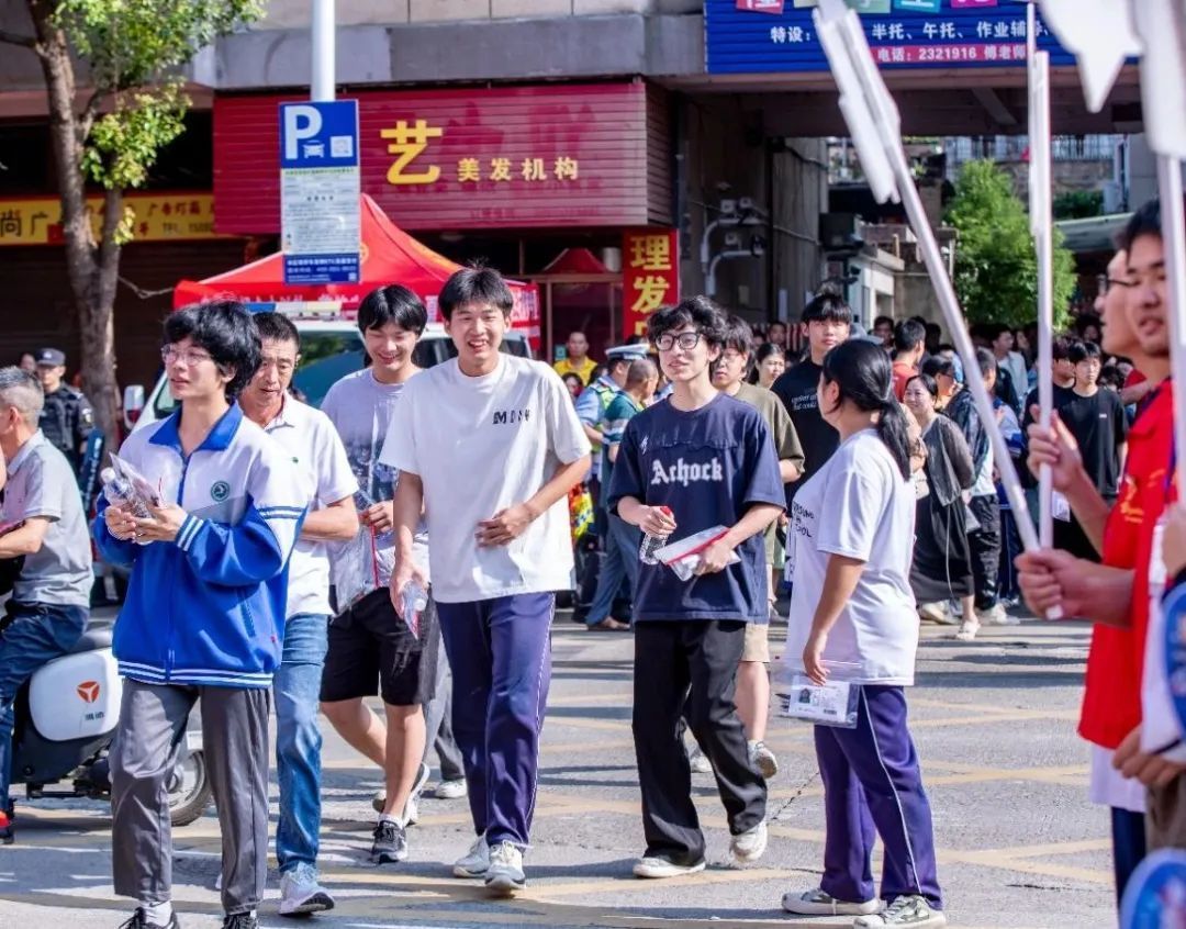 直击高考首日 700余名考生奋笔书未来！
