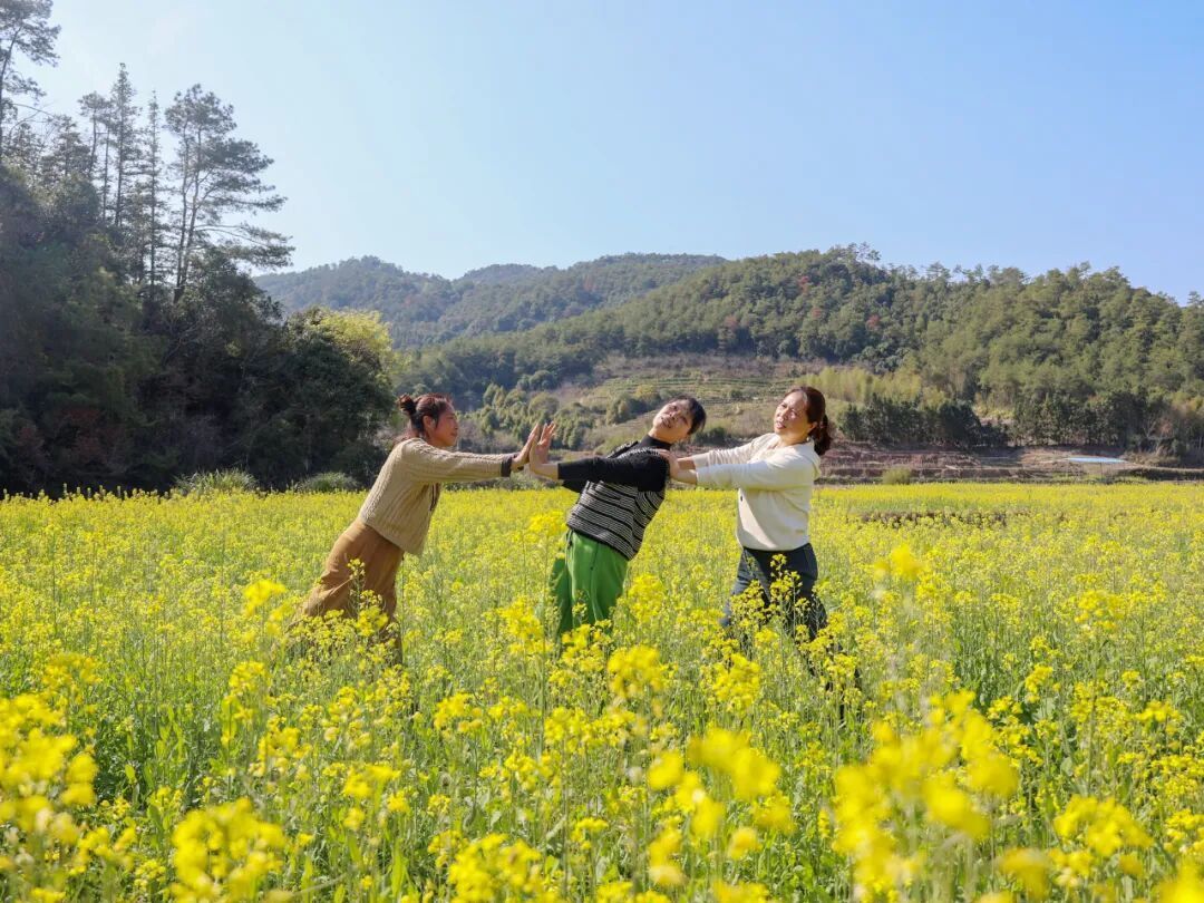  钱园桥村油菜花开，金色花海引客来