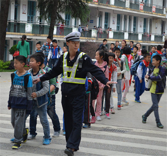 福建法治报-海峡法治在线3月10日讯连日来，松溪交警大队加强校园周边交通安全管理，严防涉及学生的交通事故发生。同时，组织民警深入辖区校园开展道路交通安全教育课，提高广大学生交通安全意识。